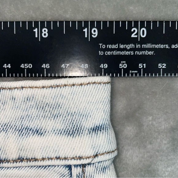 Fashion Nova Light Blue Acid Wash High Waisted Zip Up Mom Jeans Size 16 - Picture 4 of 8